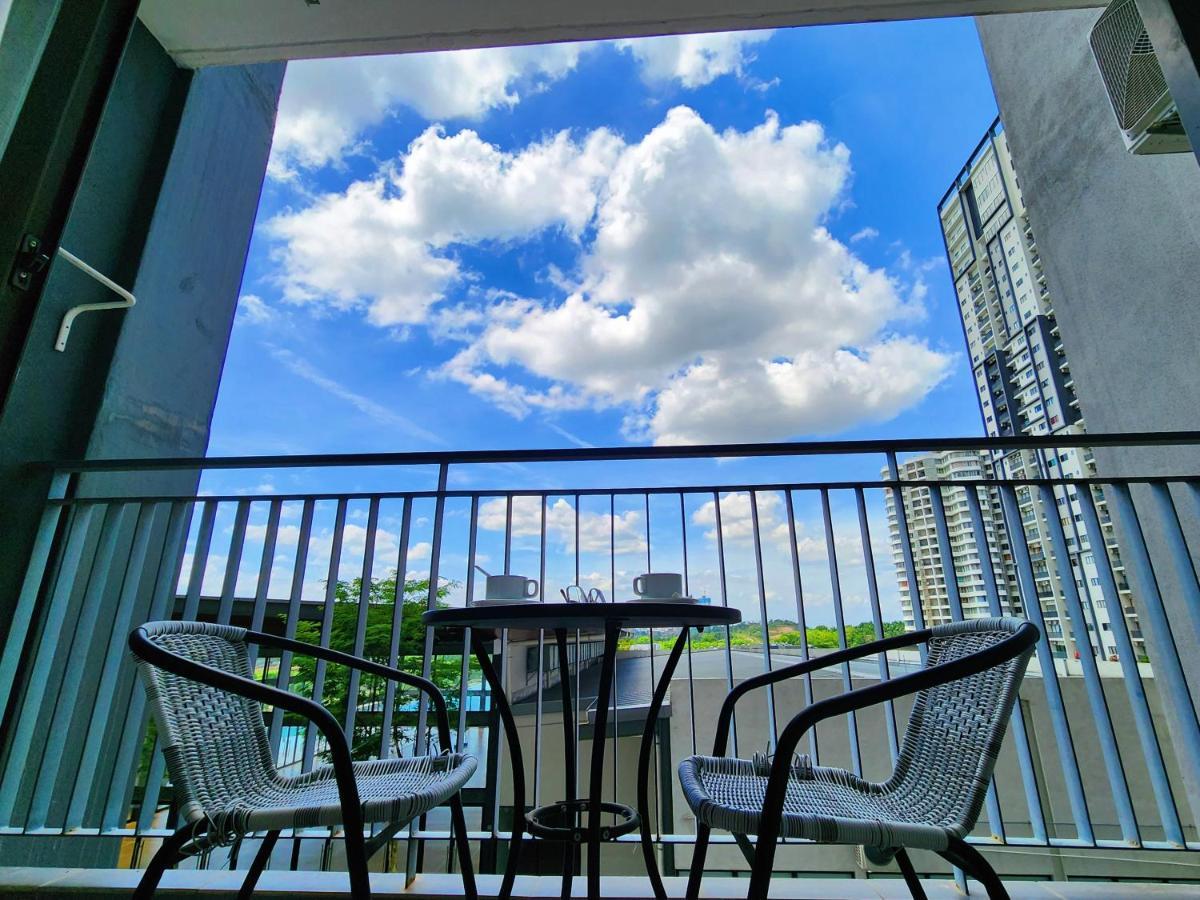 Klia Lili Residensi 5 Plus 2 Pax With Splendid Pool Nilai Εξωτερικό φωτογραφία